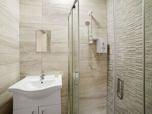 Bathroom | Shower - Comfortable Apartment in London Near Tooting Market (London)