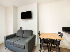Classic Apartment, 1 Bedroom | Dining