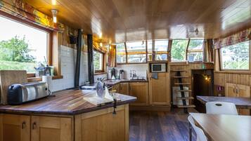 Classic Mobile Home, 5 Bedrooms | Dapur peribadi | Ketuhar gelombang mikro, ketuhar, kerusi tinggi