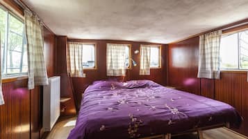 5 bedrooms, individually furnished, bed sheets