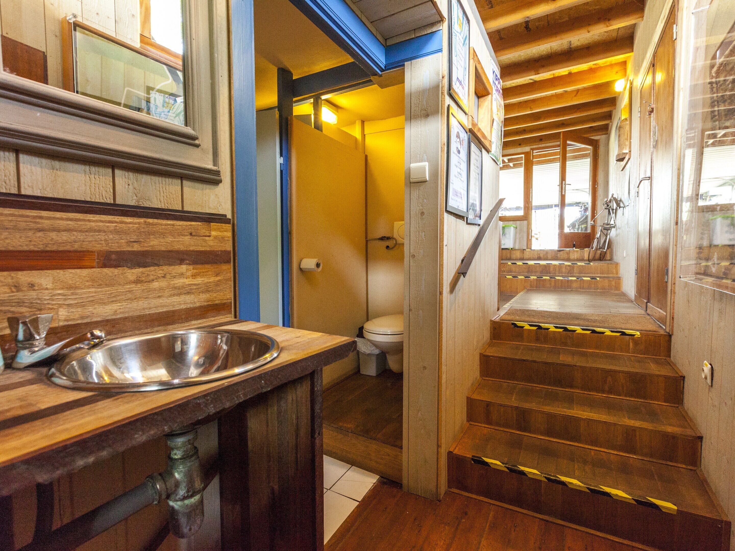 Klassieke stacaravan, 5 slaapkamers | Badkamer | Een douche