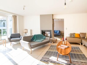 Living room - Luxurious Villa With Pool and Sauna, and Very Suitable for Culinary Workshops! (Waimes)