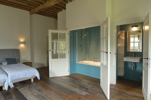 Casa Comfort, diversos dormitoris | Bany | Combinació de dutxa i banyera 
