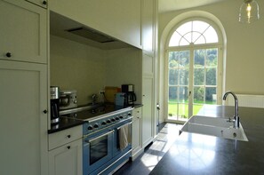 Casa clàssica, 6 dormitoris | Cuina privada | Frigorífic, microones, forn i rentaplats 