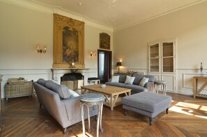 Classic House, 6 Bedrooms | Living room | Fireplace, DVD player
