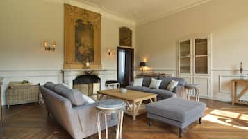 Casa clásica, 6 habitaciones | Sala de estar | Chimenea y reproductor de DVD