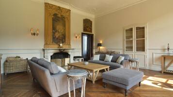 Maison Classique, 6 chambres | Salle de séjour | Cheminée, lecteur de DVD