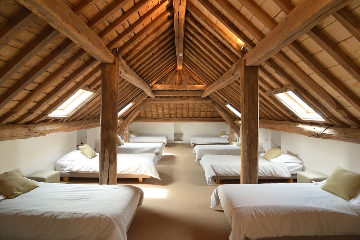 19 habitaciones, muebles diferentes y ropa de cama