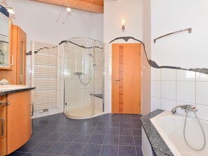 Klassiek huis, 4 slaapkamers | Badkamer | Een douche