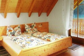 3 chambres, ameublement unique, fer et planche à repasser