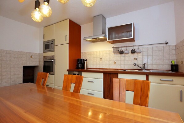 Appartement Confort, 3 chambres | Cuisine privée | Réfrigérateur, four à micro-ondes, un four, surface de cuisson