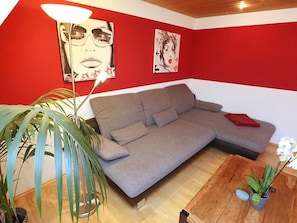 Classic Apartment, 2 Bedrooms | Living room - Cozy Apartment in Schwenningen With Garden (Villingen-Schwenningen)