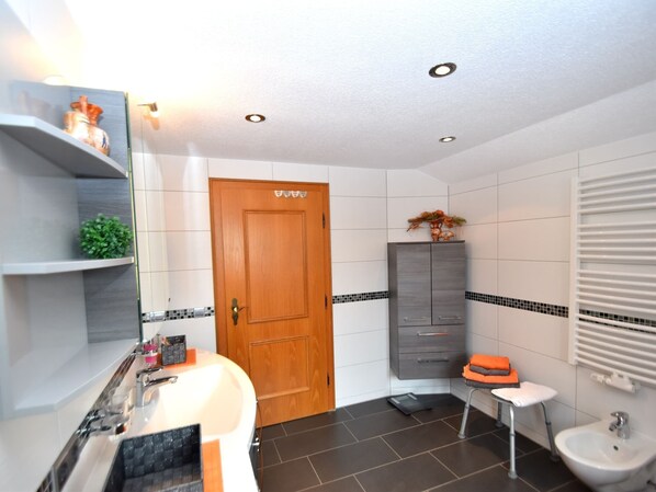 Bathroom - Scenic Apartment With Balcony, Garden, Deckchairs, Barbecue (Gleissenberg)