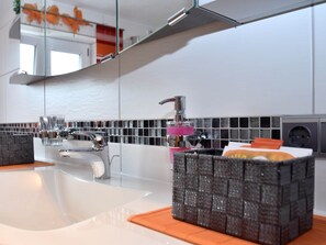 Comfort Apartment, 3 Bedrooms | Bathroom | Shower - Scenic Apartment With Balcony, Garden, Deckchairs, Barbecue (Gleissenberg)