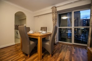 Deluxe Apartment, 1 Bedroom, Non Smoking, Kitchen | In-room dining
