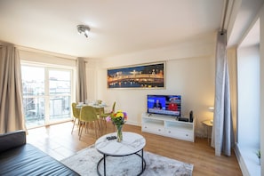 Apartamento familiar, 2 habitaciones, no fumadores | Zona de estar | Una televisión de pantalla plana