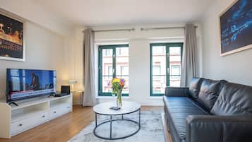 Departamento familiar, 2 habitaciones, para no fumadores | Área de sala de estar | Televisión de pantalla plana