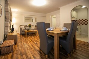 Apartamento Deluxe, 1 habitación, no fumadores, cocina | Zona de estar | Una televisión de pantalla plana