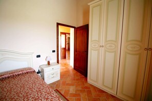 Comfort House, 4 Bedrooms | 8 bedrooms, individually furnished, bed sheets - Lovely Farmhouse in Asciano With Swimming Pool (Asciano)