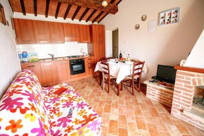 Classic Cottage, 1 Bedroom | Living room