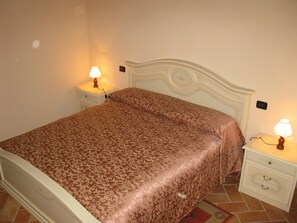 8 bedrooms, individually furnished, bed sheets - Lovely Farmhouse in Asciano With Swimming Pool (Asciano)
