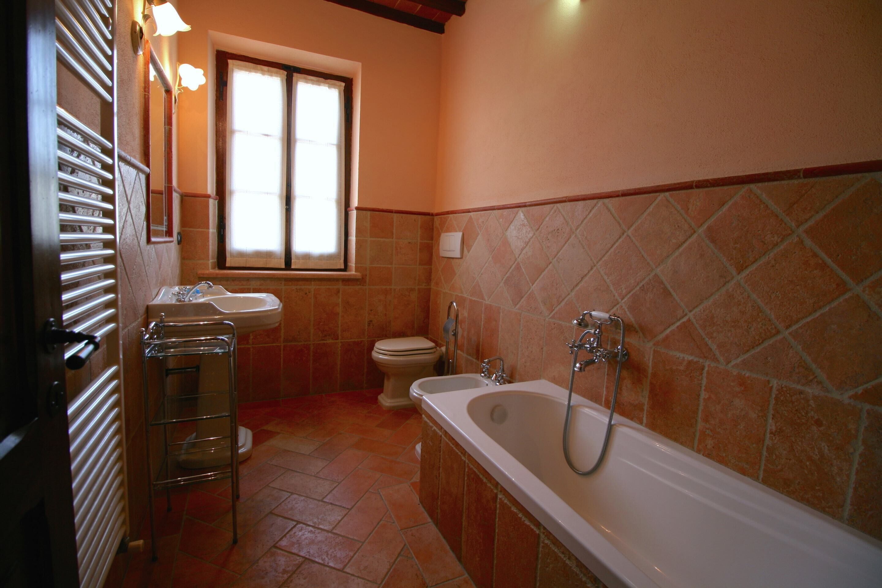 Une salle de bain avec une baignoire, des toilettes et un lavabo.