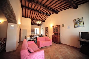Casa Confort, 4 habitaciones | Sala de estar | Una chimenea