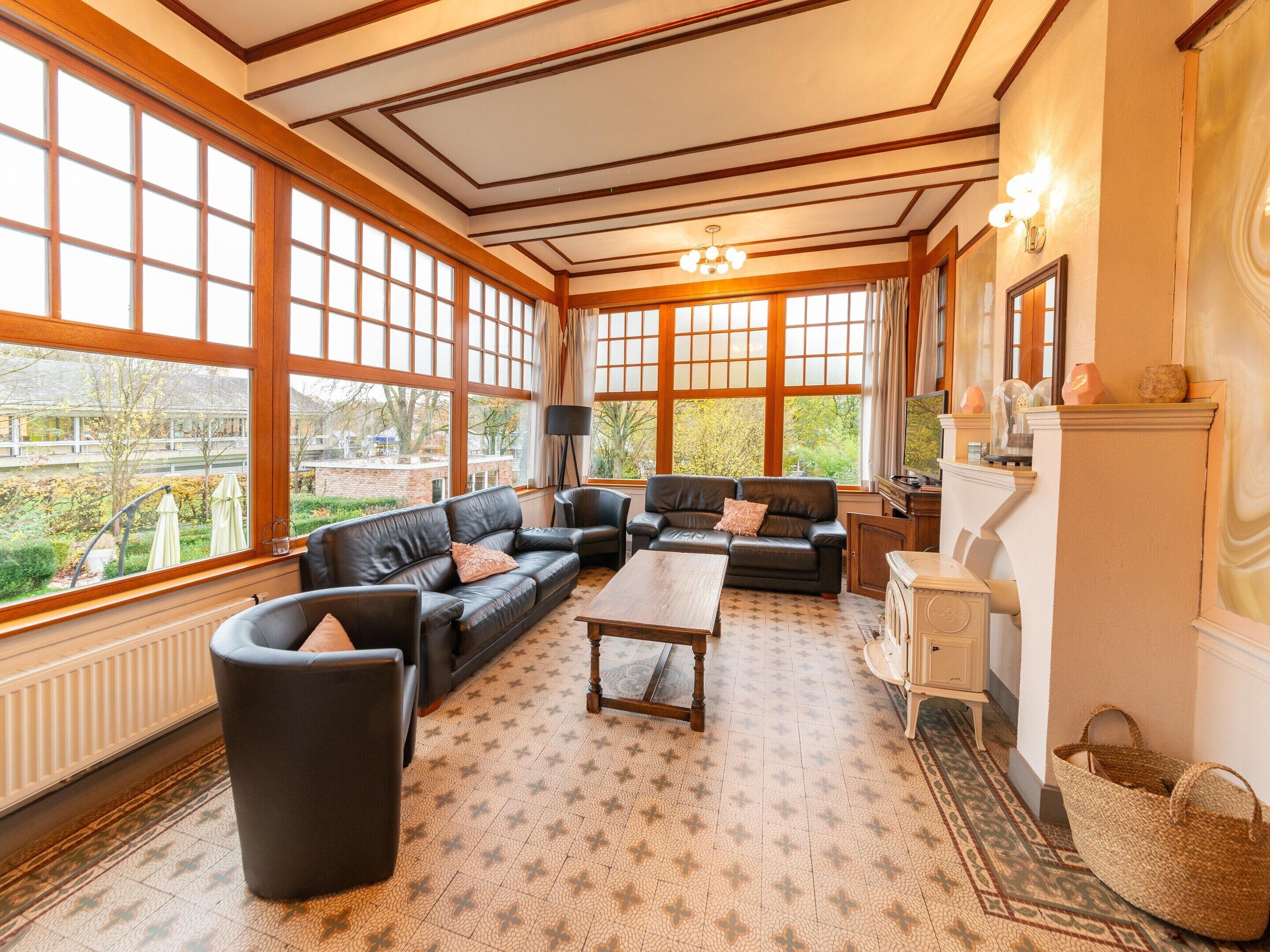 Klassiek huis, 2 slaapkamers | Woonkamer | Een open haard en een dvd-speler