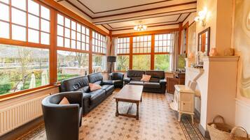 Klassiek huis, 2 slaapkamers | Woonkamer | Een open haard en een dvd-speler