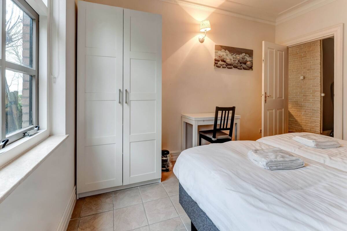 9 bedrooms, bed sheets