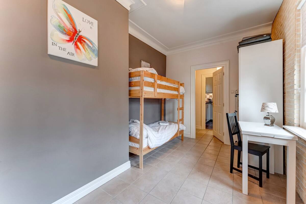 9 bedrooms, bed sheets