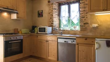 Classic Cottage, 2 Bedrooms | Dapur peribadi | Peti sejuk, ketuhar, mesin basuh pinggan mangkuk, kerusi tinggi