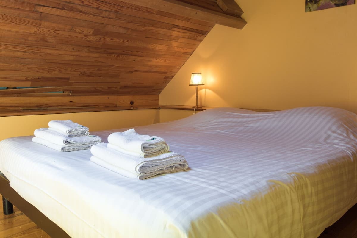 Classic Cottage, 2 Bedrooms | 3 bedrooms, individually furnished, bed sheets