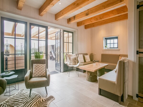 Classic House, 5 Bedrooms | Living room