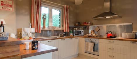 Classic House, Multiple Bedrooms | Private kitchen | Microwave, oven, dishwasher, coffee/tea maker