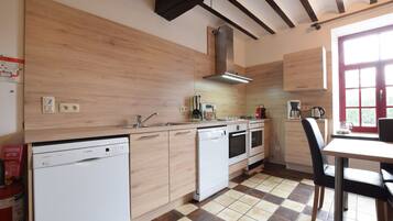 Maison Classique, 6 chambres | Cuisine privée | Réfrigérateur, micro-ondes, four, lave-vaisselle