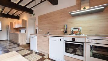 Maison Classique, 6 chambres | Cuisine privée | Réfrigérateur, micro-ondes, four, lave-vaisselle