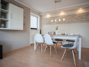 Apartamento clássico, 2 quartos | Opções para refeição