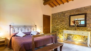 Classic House, Multiple Bedrooms | 10 bedrooms, individually furnished, bed sheets