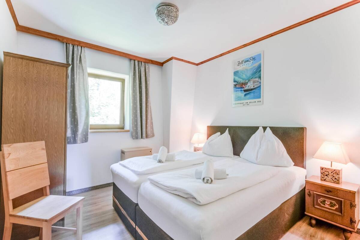 6 bedrooms, individually furnished, iron/ironing board, bed sheets