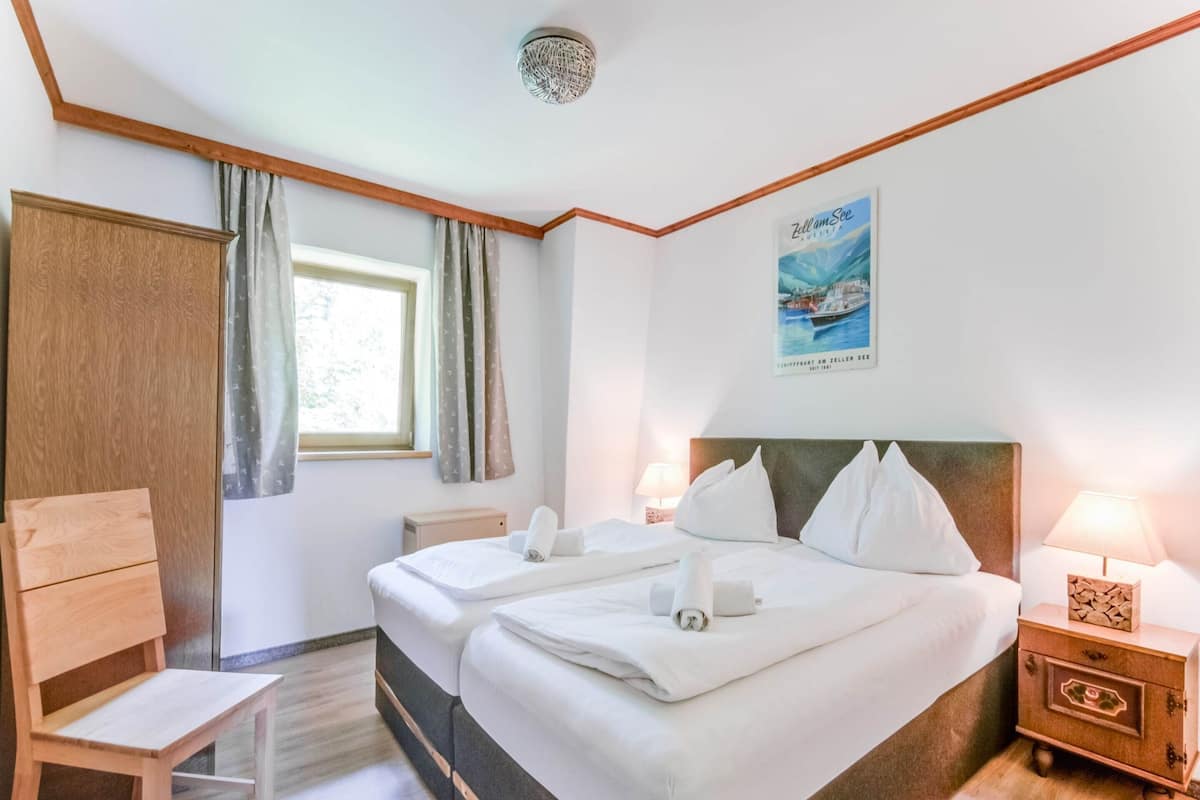9 bedrooms, individually furnished, iron/ironing board, bed sheets