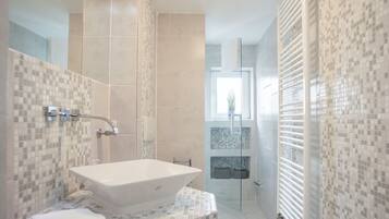 Classic Apartment, 2 Bedrooms | Bathroom | Bathtub, hair dryer