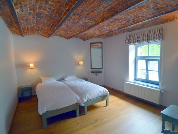 7 bedrooms, individually furnished, bed sheets
