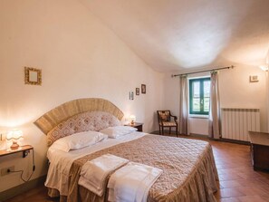 Deluxe House, 3 Bedrooms | 6 bedrooms, individually furnished, bed sheets - Tranquil Farmhouse in San Gimignano With Swimming Pool (San Gimignano)