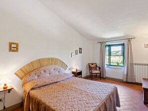 6 bedrooms, individually furnished, bed sheets