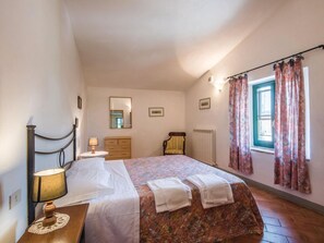 6 عدّة غرف نوم وطراز فريد لكل وحدة وملاءات أسرّة