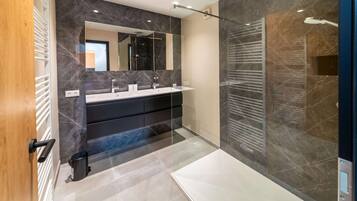 Classic Villa, Multiple Bedrooms | Bathroom | Bathtub