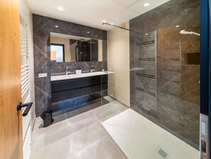 Classic Villa, Multiple Bedrooms | Bathroom | Bathtub - Delightful Villa in Sourbrodt With Swimming Pool, Terrace (Waimes)