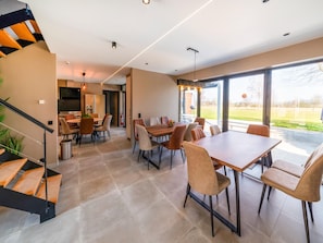 Classic Villa, Multiple Bedrooms | Dining