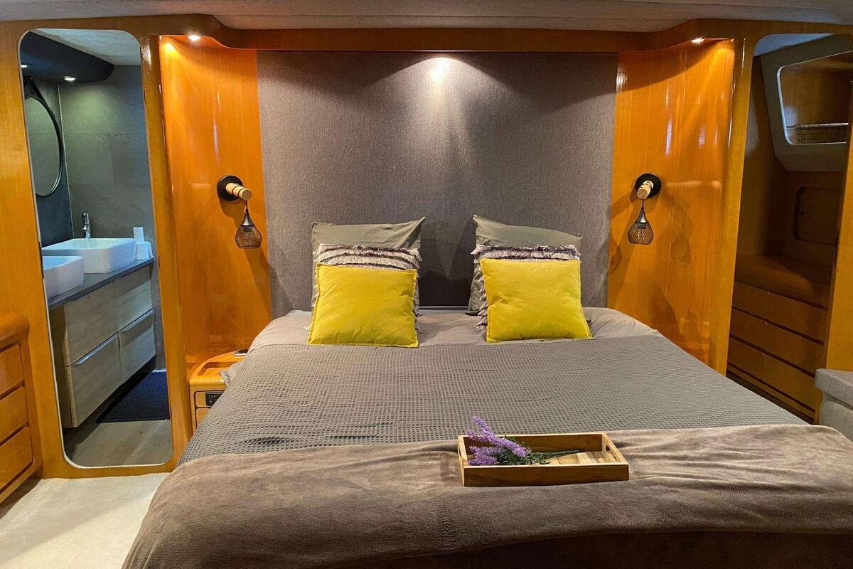 4 bedrooms, bed sheets